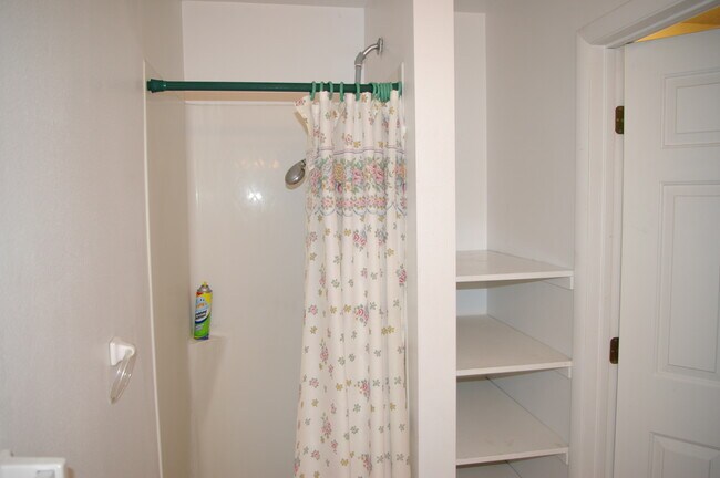 Building Photo - 809 Cherokee Ln