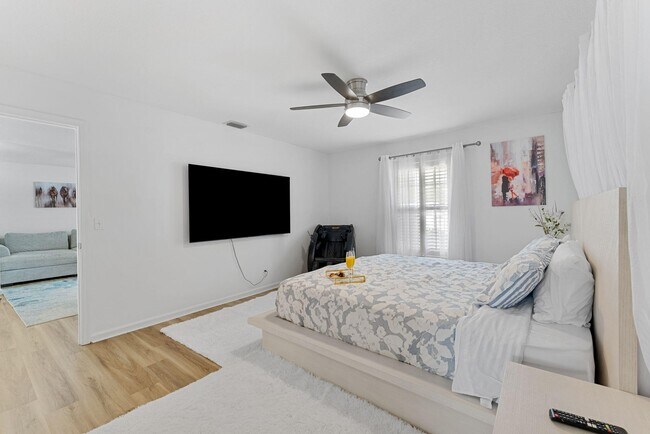 Building Photo - 12875 Guilford Cir