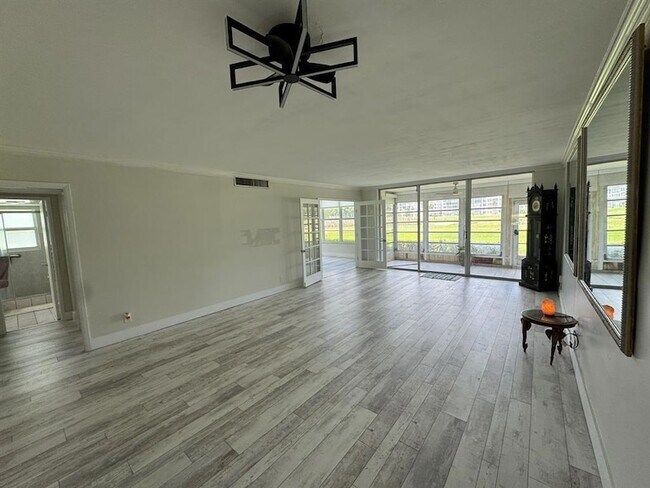 Building Photo - 2601 S Palm Aire Dr