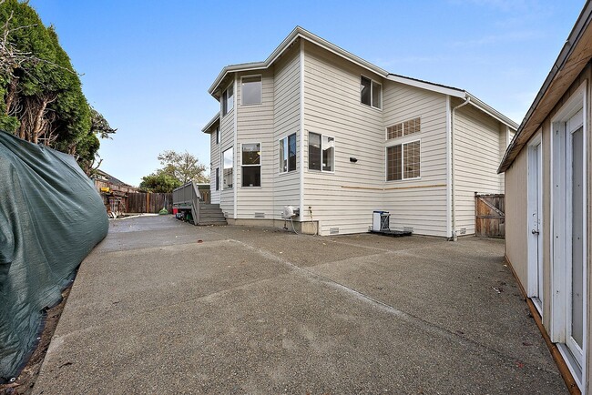 Building Photo - Immaculate 4-Bed Federal Way Home | Smart ...