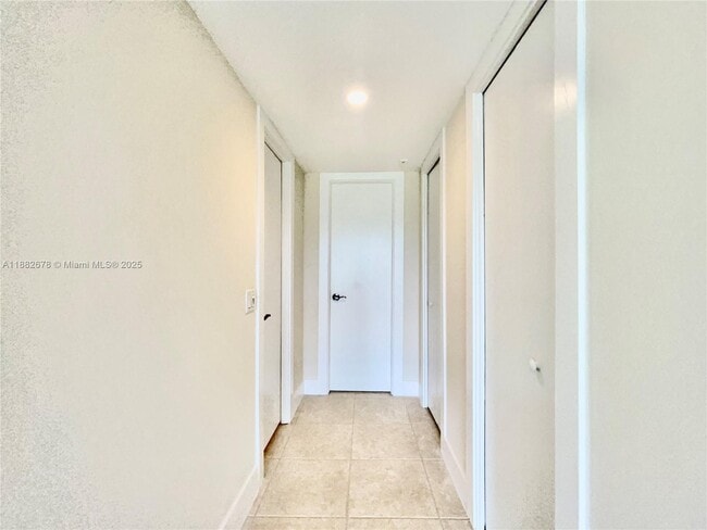 Building Photo - 2950 N Palm Aire Dr