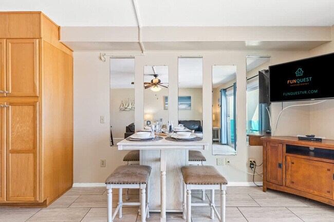 Building Photo - 8743 Thomas Dr
