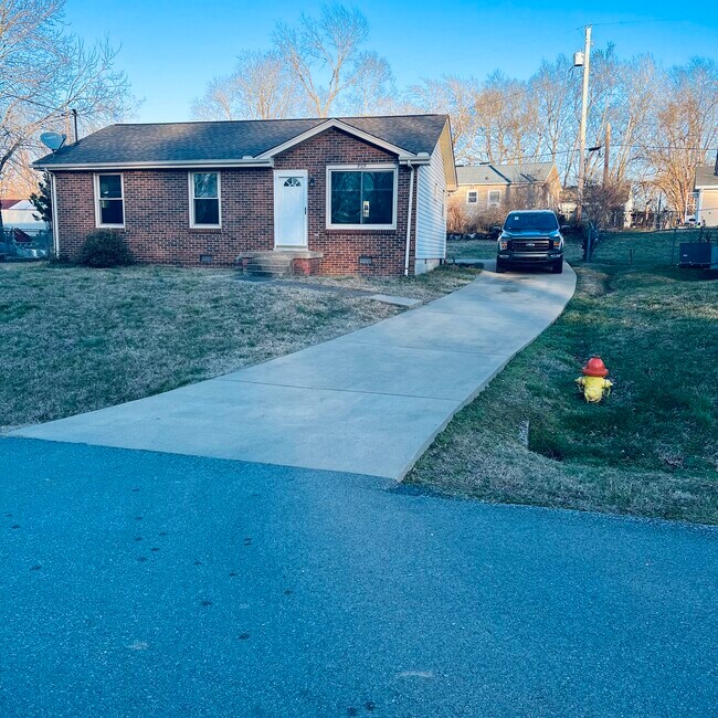 Primary Photo - 909 Lucas Ln