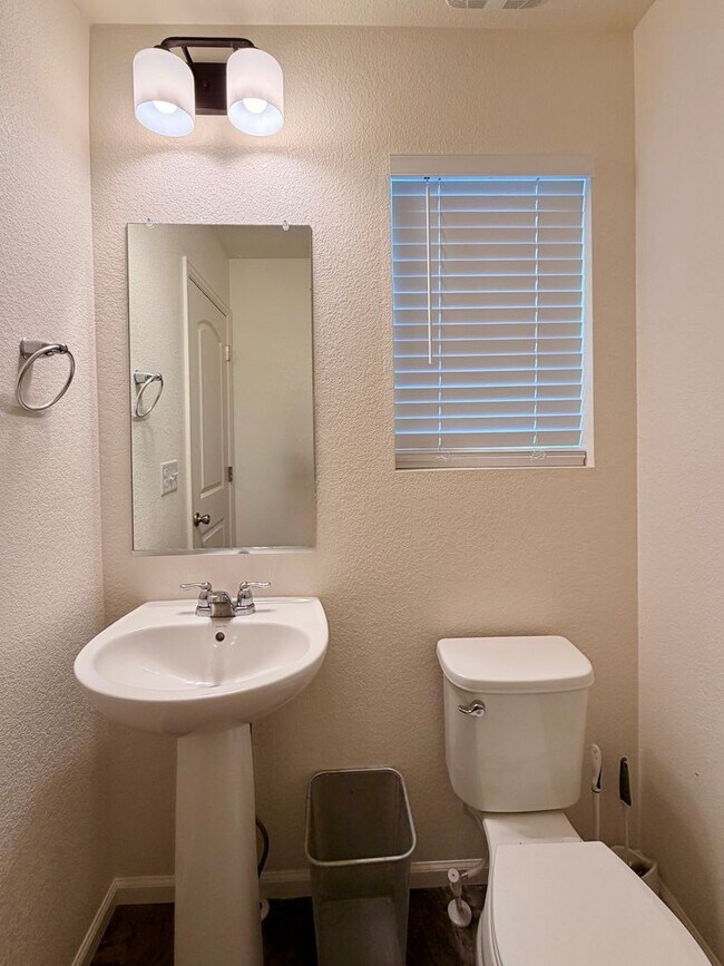 Building Photo - HUGE 3BR Home Built in 2020 with Office, Loft & Mountain Views