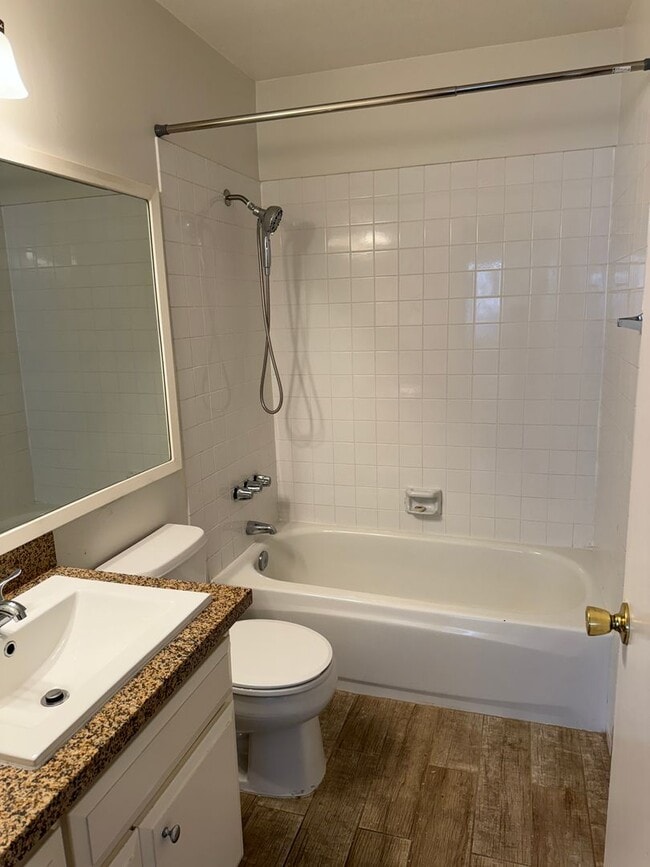 Building Photo - Cute Duplex in Convenient Location!