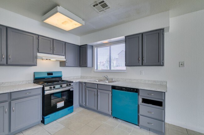 Building Photo - 6987 Mendon Ln