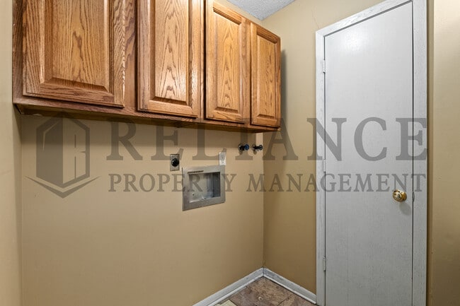 Building Photo - 1913 N Hood St