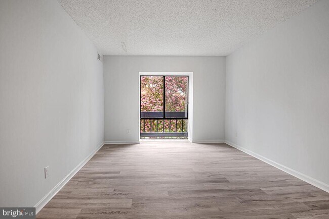 Building Photo - 10223 Valentino Dr