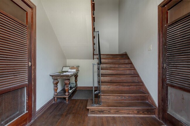 Building Photo - 5918 La Vista Dr