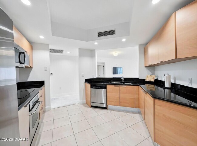 Building Photo - 231 Riverside Dr