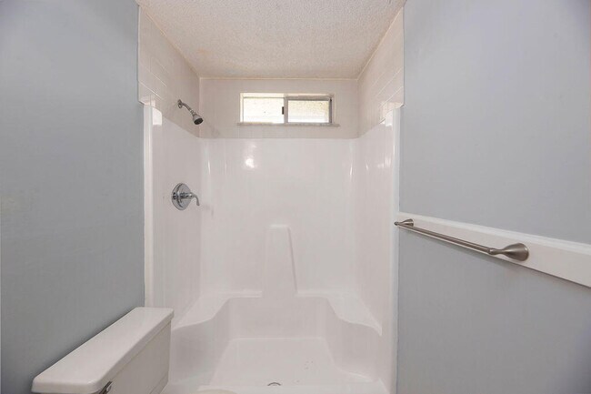 Building Photo - 1212 NE 14th Ct