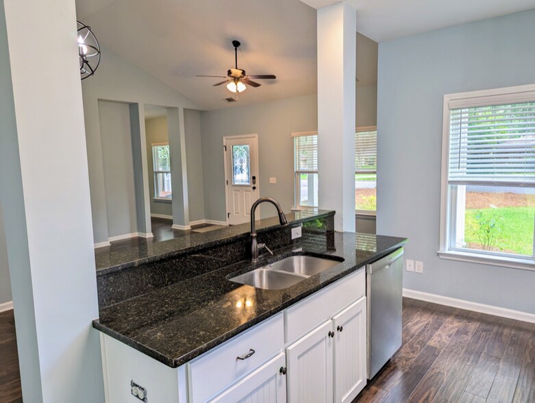 Building Photo - 218 Port Royal Dr