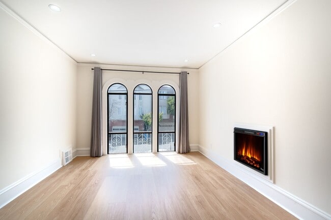 Building Photo - TOTAL REMODEL HUGE 3BR/3BA 1700sf w Garage...