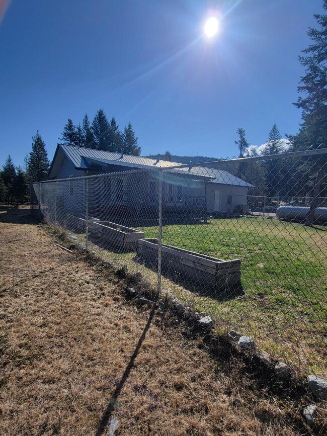 Building Photo - 2 Bedroom, 2 Bath