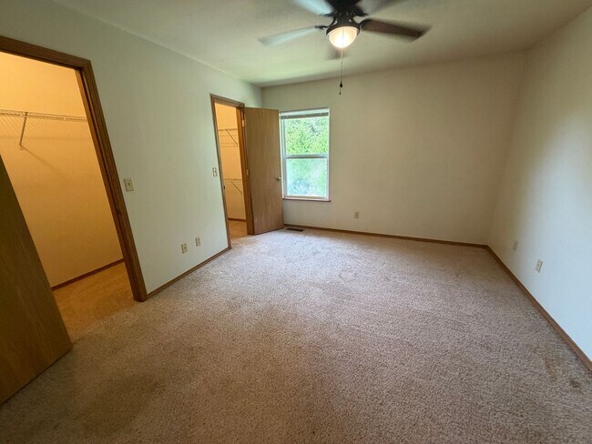 Building Photo - 20305 Skyview Dr