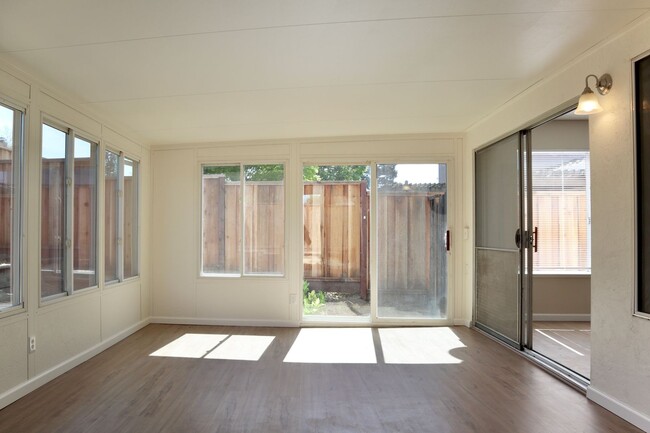 Building Photo - 3-bedroom home + sunroom in Fremont - newl...