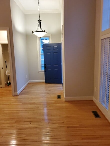 Building Photo - 720 Vestal St