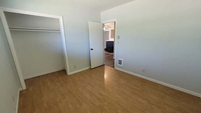 Building Photo - Family Home in Desirable Neighborhood!