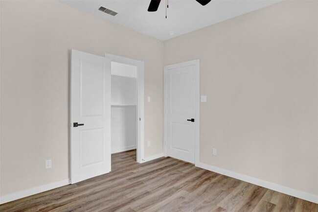 Building Photo - 705 E Hanna St