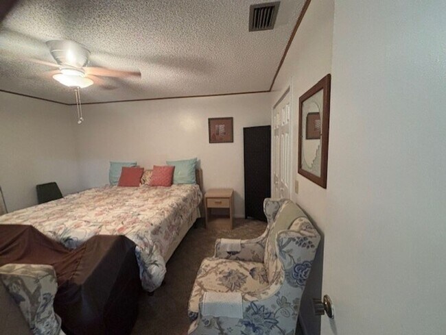 Building Photo - Quaint yet spacious 2/1 duplex avaliable f...