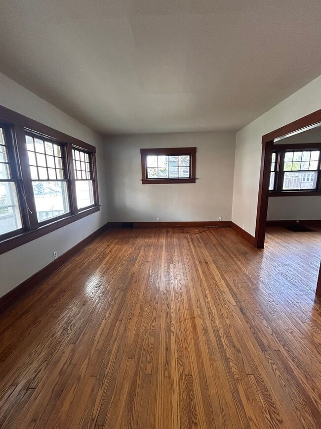 Building Photo - 901 Cottage Ave