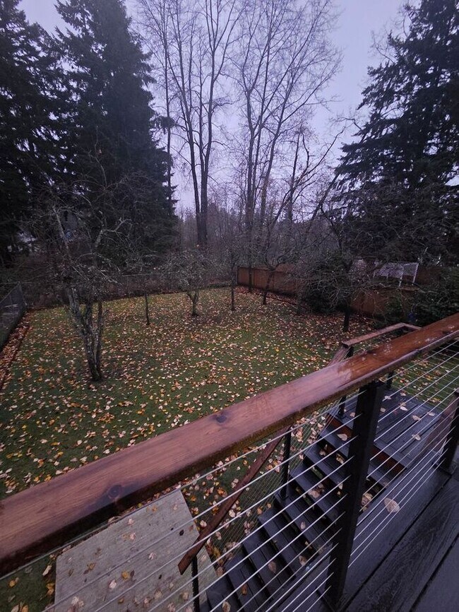 Building Photo - Must see Interior!! Tacoma 5 Bed with Large Fenced Back Yard on Dead End Street!