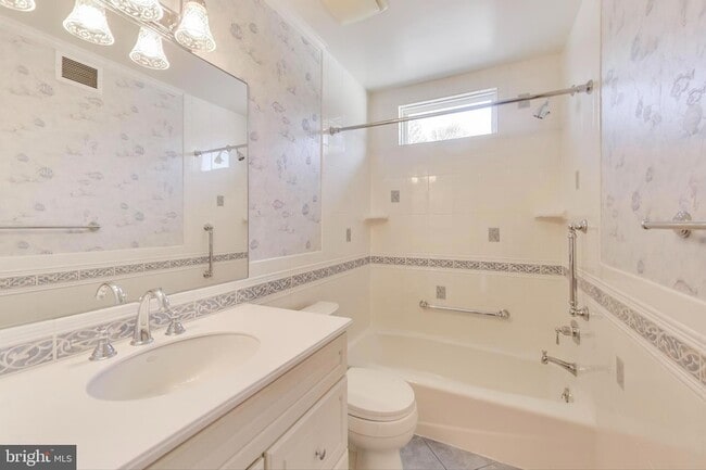 Building Photo - 4001 N Ridgeview Rd