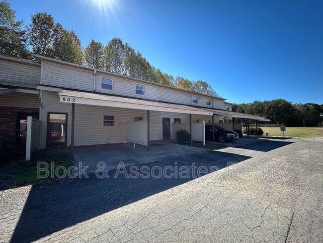 Primary Photo - 802 Timberline Dr SE