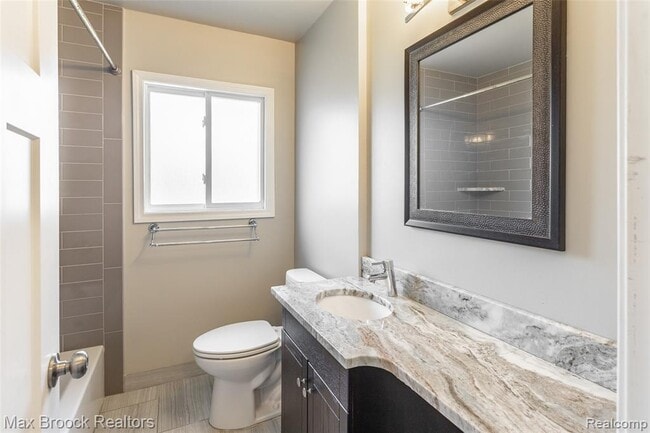 Building Photo - 1909 Gardenia Ave