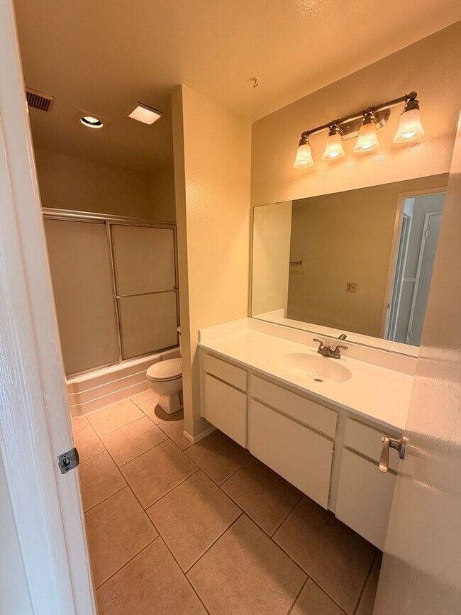 Building Photo - 2 Bed, 2 Bath Fullerton Condo For Rent w/ ...