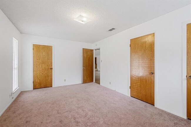 Building Photo - 10604 School House Ln