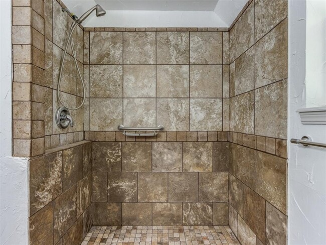 Building Photo - 616 Whispering Oak Rd