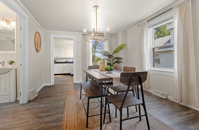 Building Photo - 532 W 5th Ave