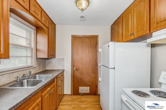 Building Photo - 2 bedroom near Wichita State University