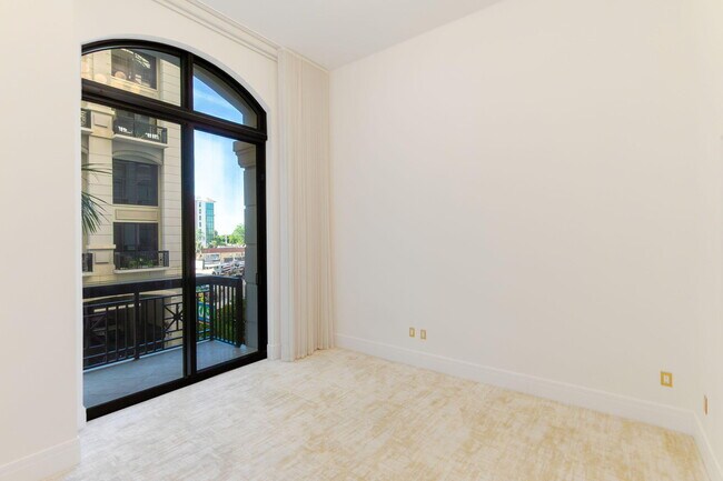 Building Photo - 701 S Olive Ave