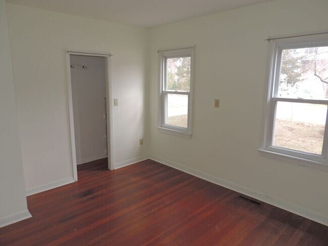 Building Photo - $1,500 | 2 Bedroom, 1 Bathroom House | No ...
