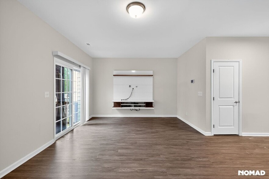 Building Photo - 305 Cross Country Way