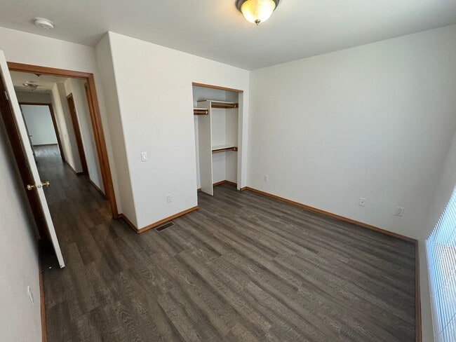 Building Photo - BONUS RENT SPECIAL! Spacious 4 Bed, 2.5 Bath Home!