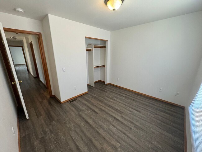 Building Photo - Spacious 4 Bed, 2.5 Bath Home!