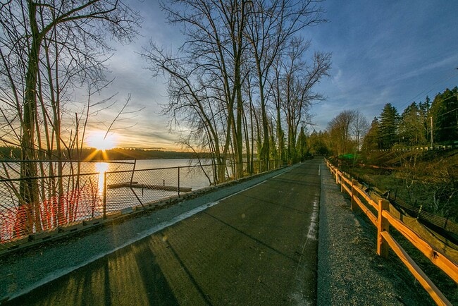 Building Photo - 3bd/3.75ba Sammamish Home