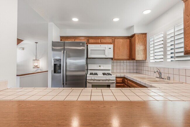 Building Photo - 221 Rossmore Dr