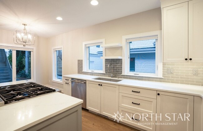 Building Photo - Newer Duplex in the Heart of Lake Oswego.