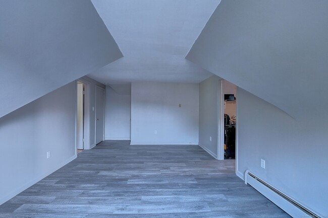 Building Photo - 93 Meadow St