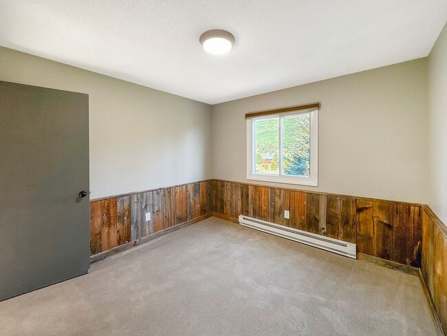 Building Photo - Best priced 3 Bedroom in Summit County!  3 Bedroom 2 bathrooom Condo, 10 minutes from Breck! Year...