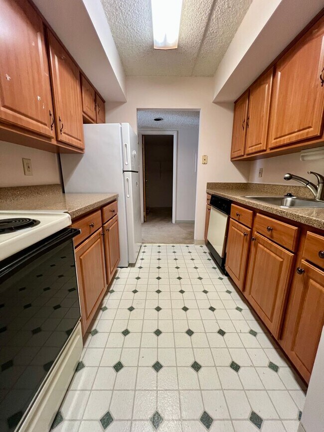 Building Photo - Gorgeous 2-Bedroom Condo at Crum Creek Valley Condominiums! Available NOW!