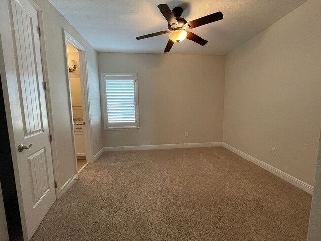 Building Photo - Large 3 Bed 3.5 Bath 2 Car Garage Townhous...