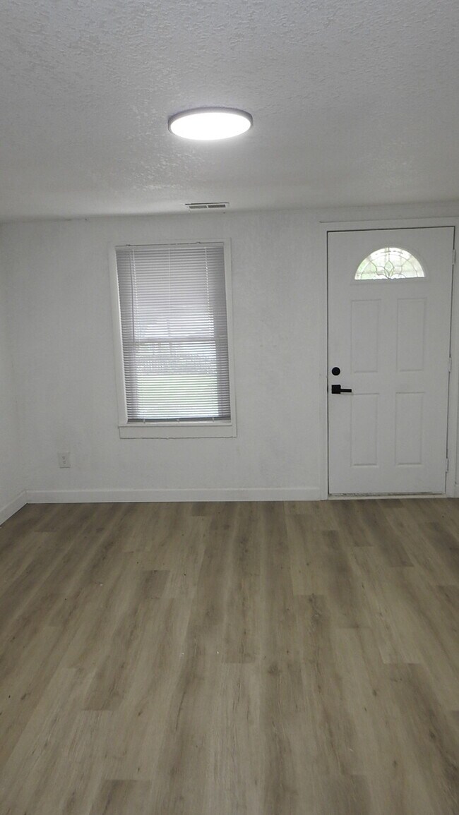 Building Photo - Newly rehabbed fully rehabbed 4 bed 2 bath...
