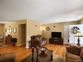 Building Photo - "Charming 3-Bedroom Retreat with 2 Full Baths in Prime Saint Louis Location - 1537 Sq Ft of Comfo...