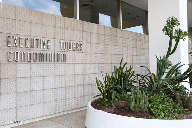 Building Photo - 207 W Clarendon Ave