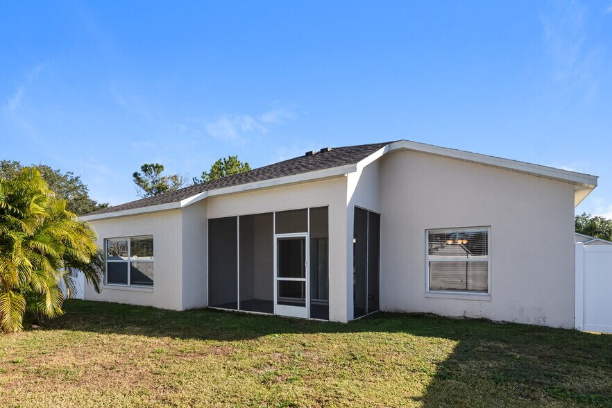 Building Photo - 4607 9th Ave E